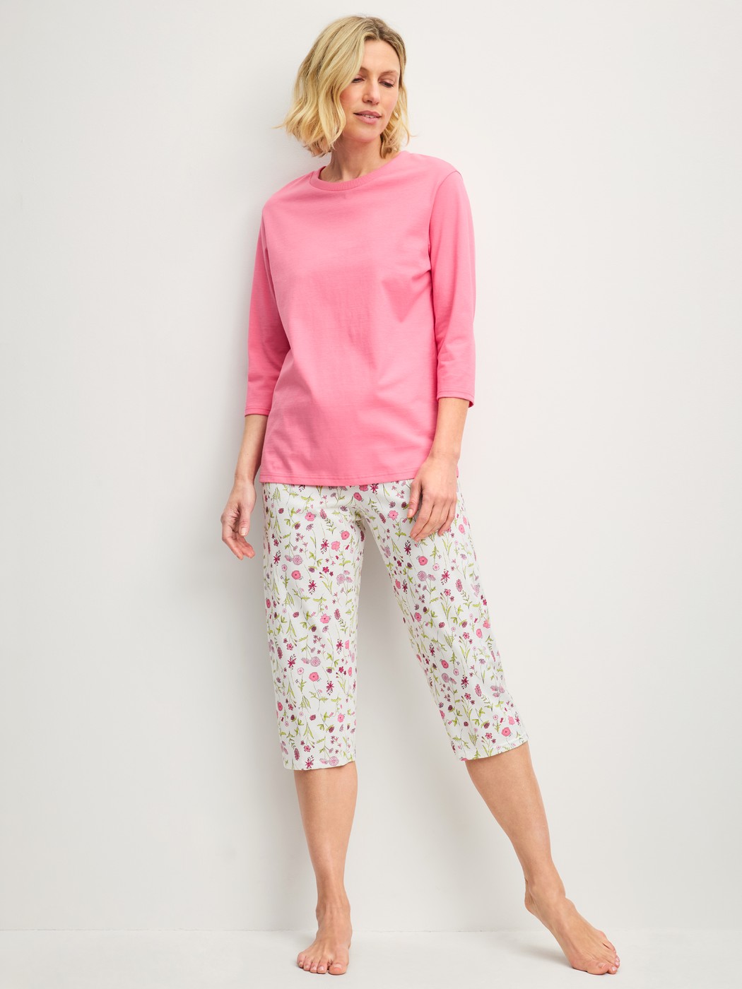 Women model is wearing Capri Pyjama made of 100% Cotton in Pink, Patterned from the Cotton Special series by CALIDA, Front view
