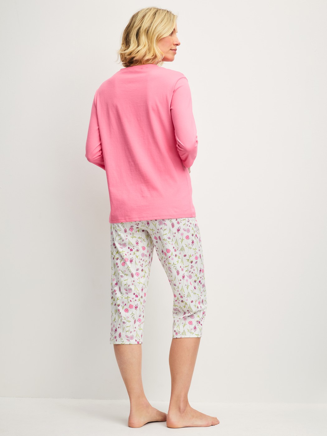 Women model is wearing Capri Pyjama made of 100% Cotton in Pink, Patterned from the Cotton Special series by CALIDA, Back view