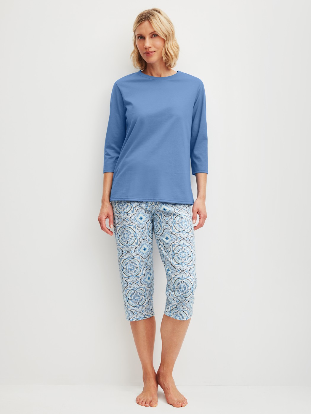 Le mannequin Femme porte le/la Pyjama capri en 100% coton de couleur Bleu, À motifs, de la série Cotton Special de CALIDA, Vue de face
