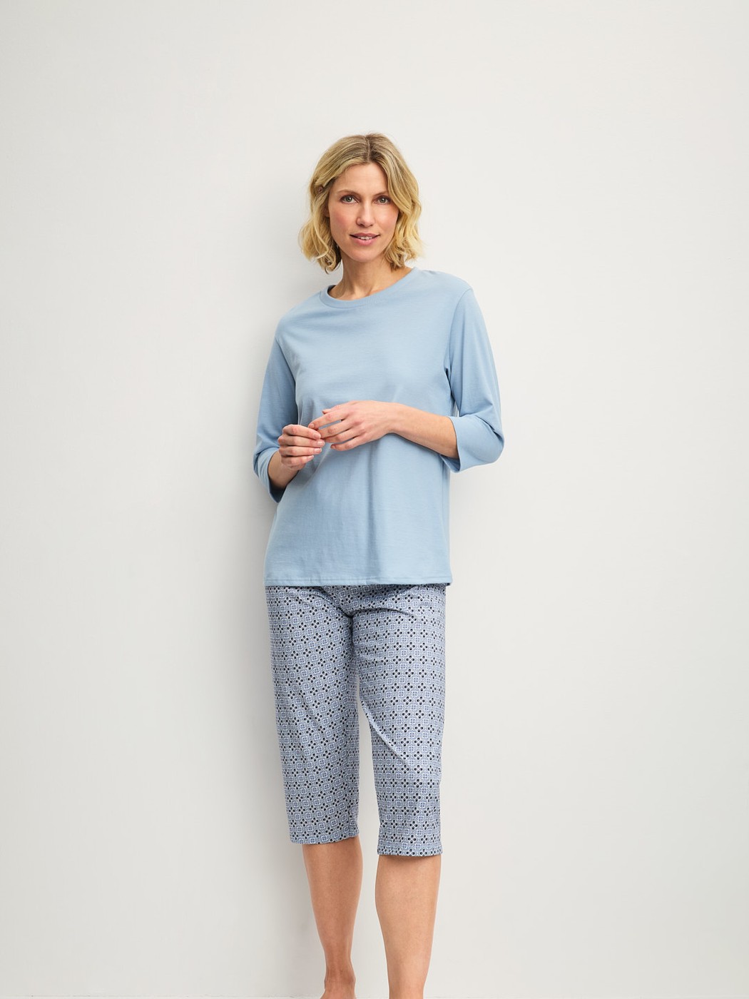 Women model is wearing Capri Pyjama made of 100% Cotton in Grey, Patterned from the Cotton Special series by CALIDA, Front view