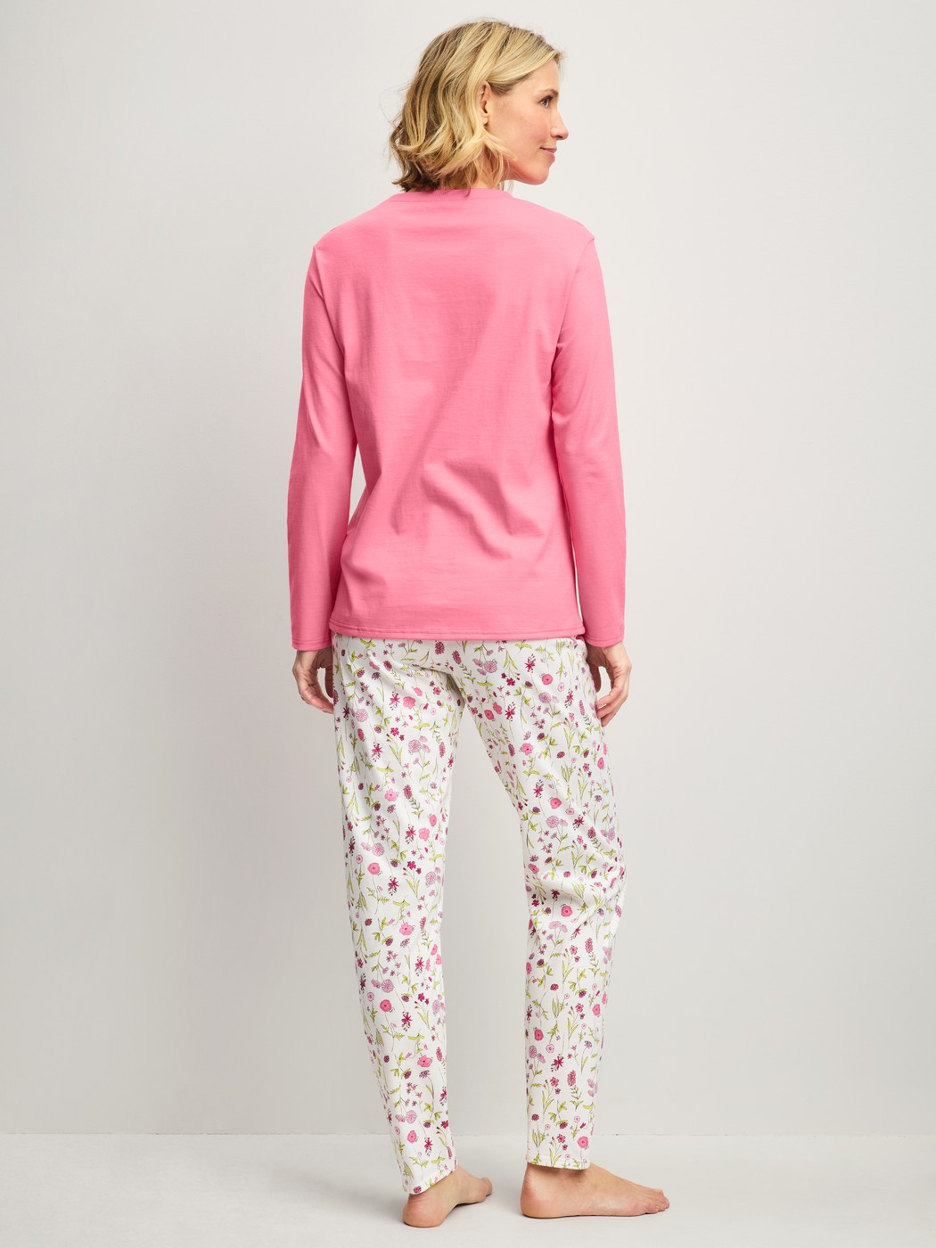 Damen-Model trägt Pyjama, lang aus 100% Baumwolle in Rosa, Gemustert aus Serie Cotton Special von CALIDA, Rückansicht