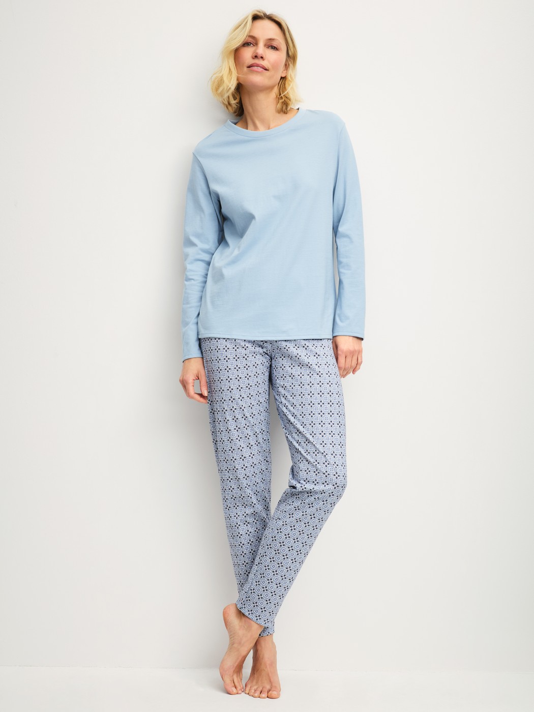 Damen-Model trägt Pyjama, lang aus 100% Baumwolle in Grau, Gemustert aus Serie Cotton Special von CALIDA, Vorderansicht