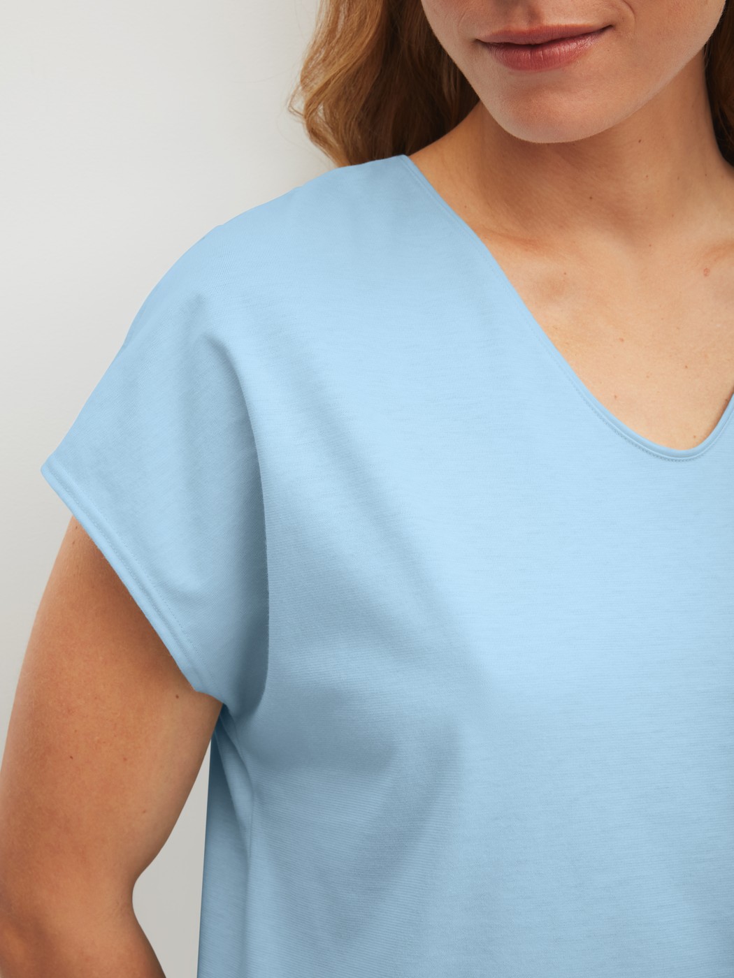 Damen-Model trägt Kurz-Pyjama aus 100% Baumwolle in Blau, Gemustert aus Serie Lovely Nights von CALIDA, Detail