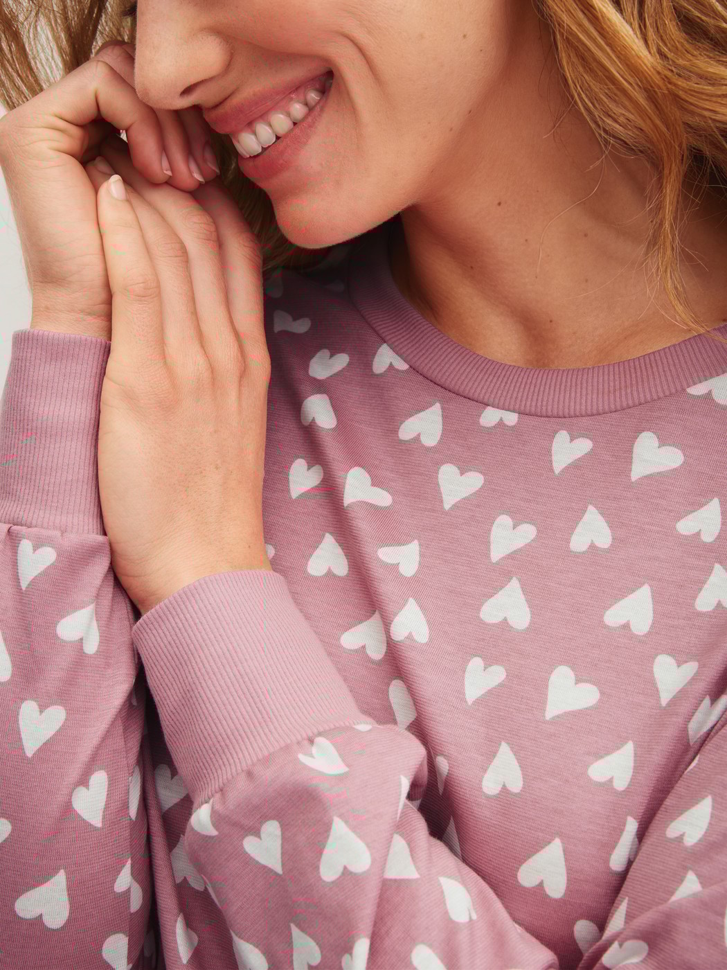 La modella / Il modello Donna indossa Pigiama con polsini in 100% cotone di colore Rosa, Modello, della serie Cotton Special di CALIDA, Dettaglio