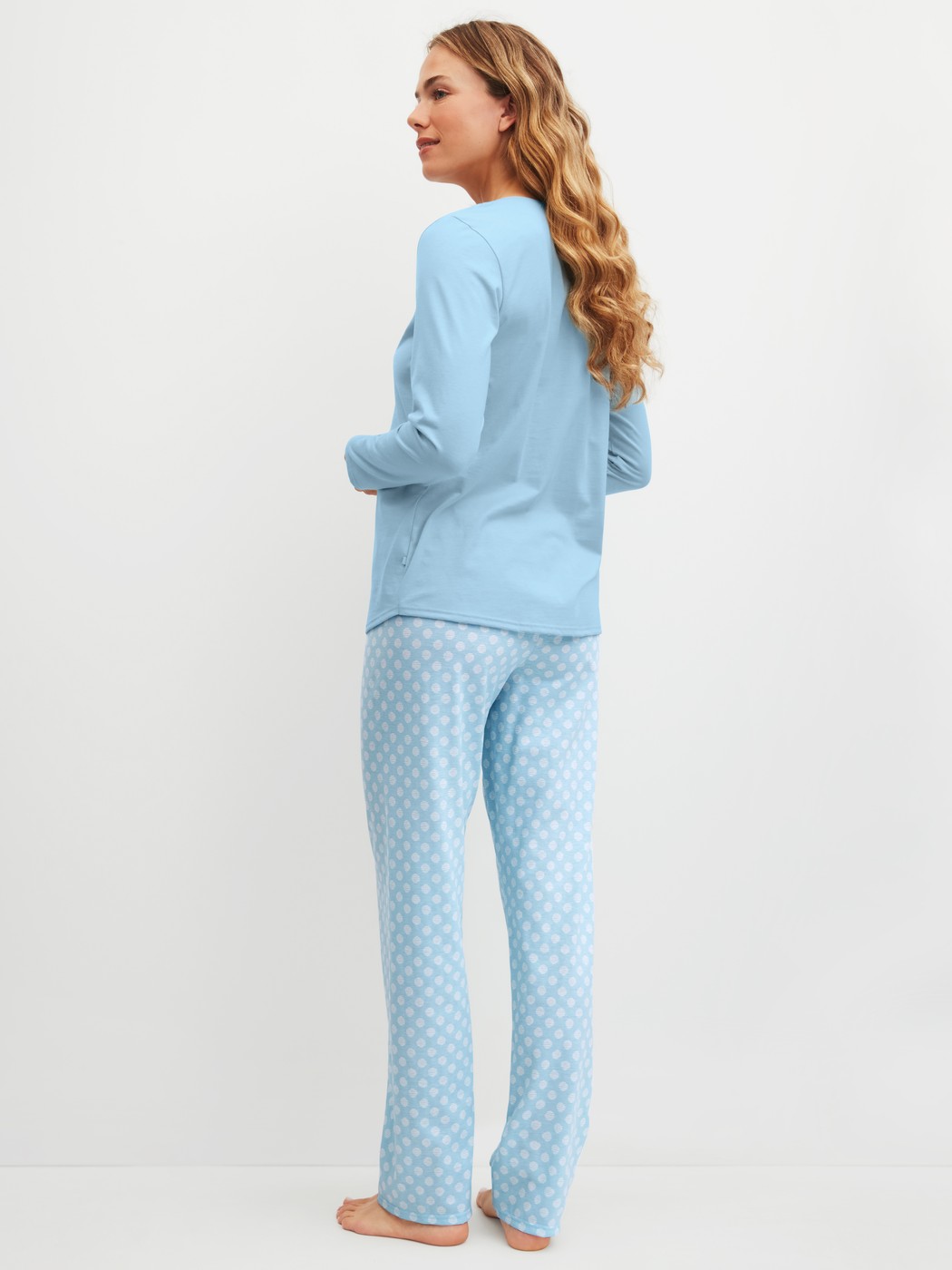 Le mannequin Femme porte le/la Pyjama, longue en 100% coton de couleur Bleu, À motifs, de la série Lovely Nights de CALIDA, Vue arrière