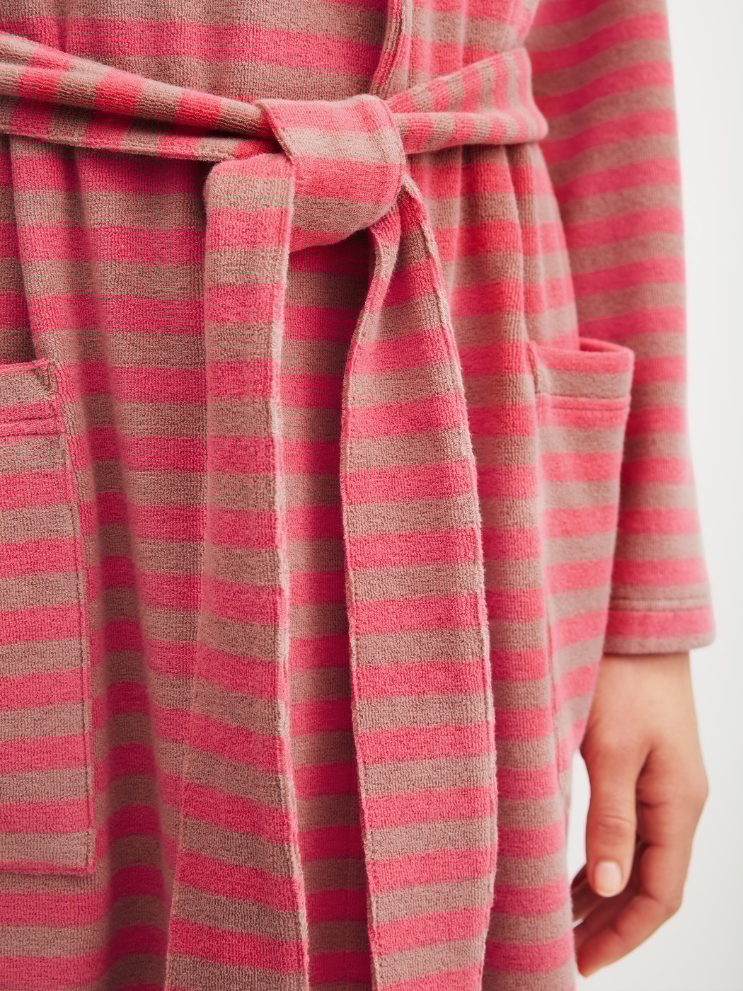 Damen-Model trägt Bademantel, Länge 100 cm aus Baumwolle in Braun, Gestreift aus Serie Lounge Stripe von CALIDA, Detail