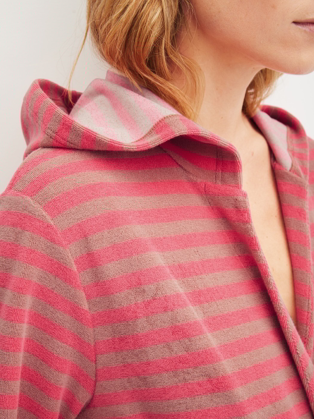 Damen-Model trägt Bademantel, Länge 100 cm aus Baumwolle in Braun, Gestreift aus Serie Lounge Stripe von CALIDA, Detail
