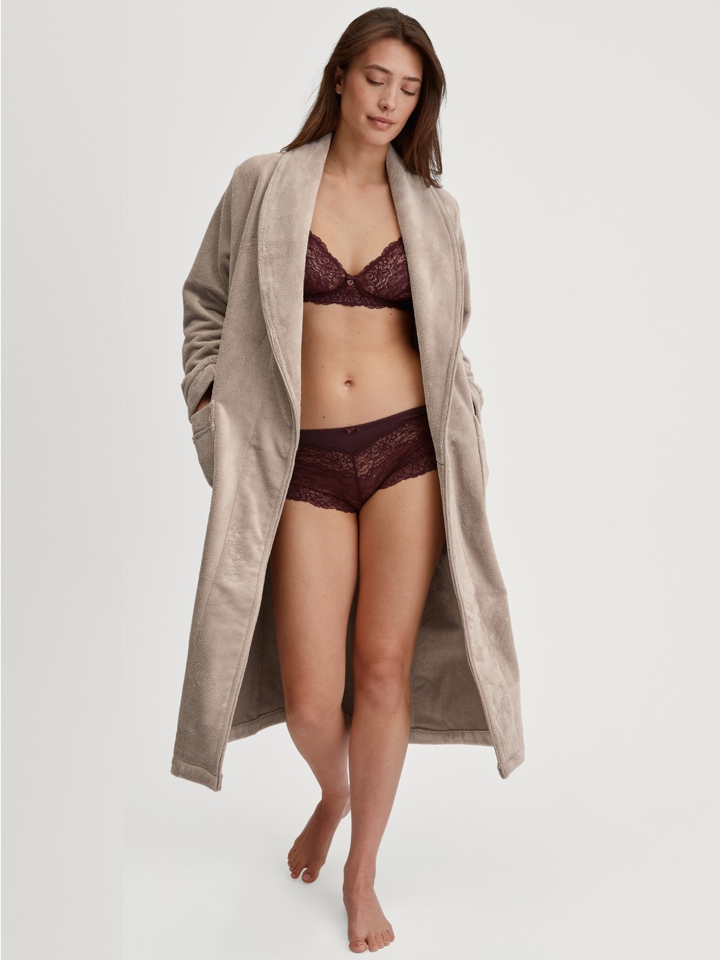 Damen-Model trägt Bademantel, Länge 120 cm aus Baumwolle in Beige, Einfarbig aus Serie Lounge Element von CALIDA, Zusatzbild