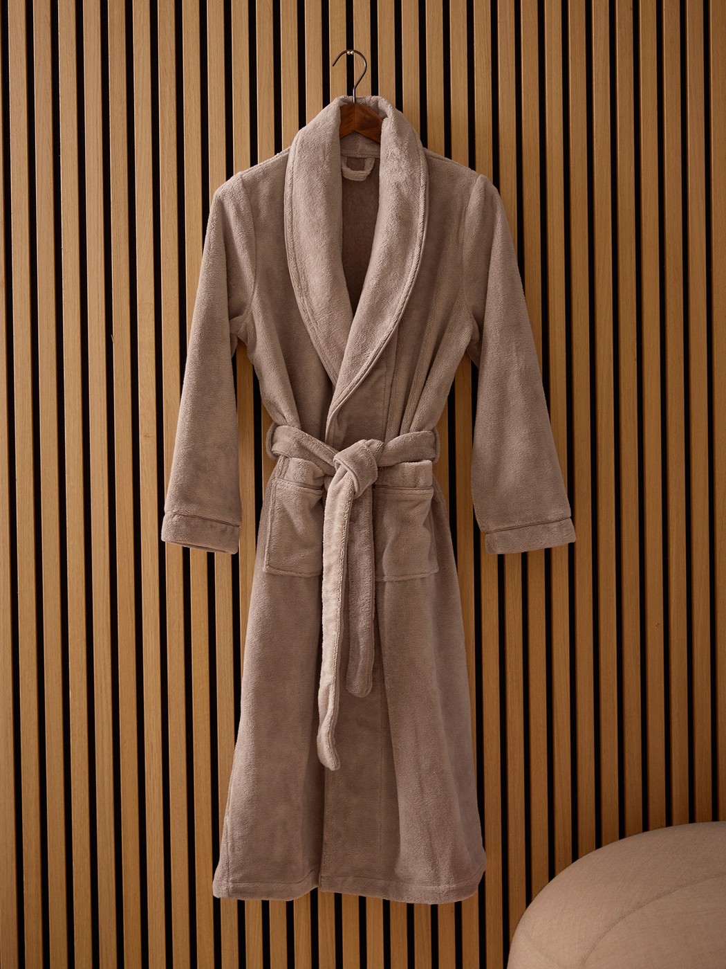 Damen - Bademantel, Länge 120 cm aus Baumwolle in Beige, Einfarbig aus Serie Lounge Element von CALIDA, Detail