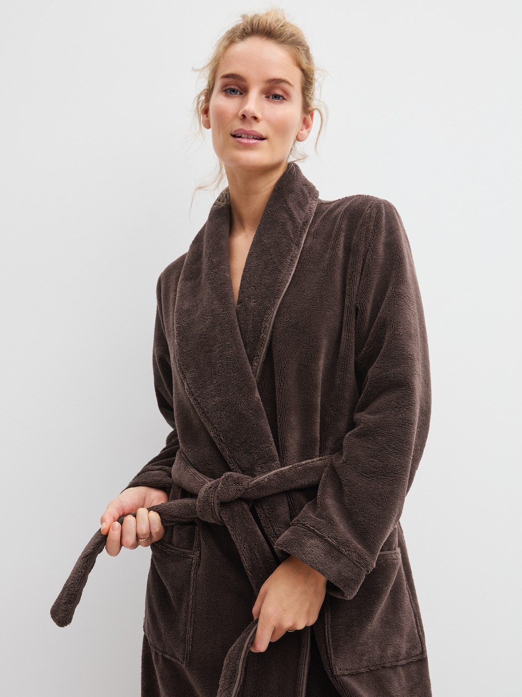 Damen-Model trägt Bademantel, Länge 120 cm aus Baumwolle in Braun, Einfarbig aus Serie Alpine LW von CALIDA, Zusatzbild