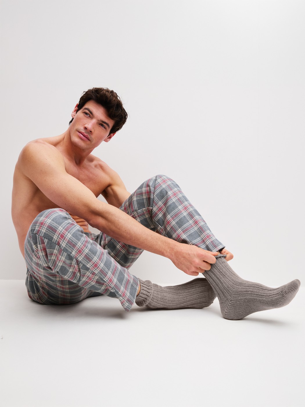 Herren-Model trägt Wollsocken aus Wolle in Braun, Einfarbig aus Serie RMX Flannel Mood von CALIDA, Zusatzbild