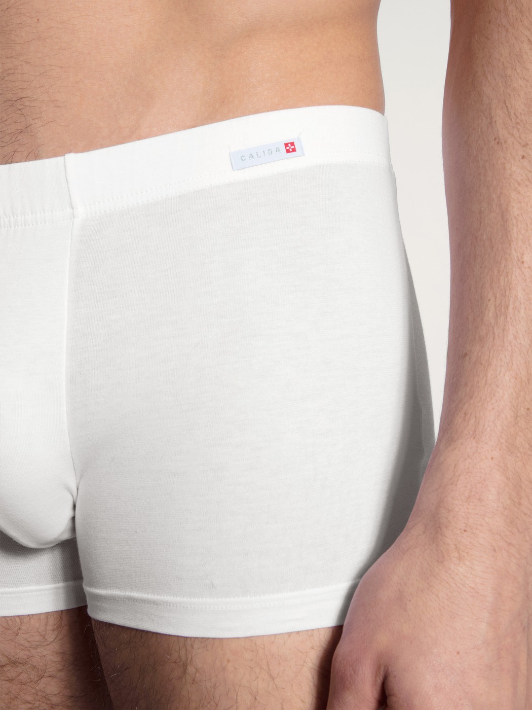 Herren-Model trägt Shirt + Boxer Brief aus Baumwolle in Weiß, Einfarbig aus Serie Evolution von CALIDA, Vorderansicht, Weißer Hintergrund