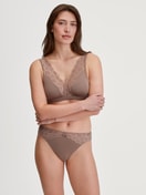 Damen-Model trägt Bustier aus Modal in Braun, Spitze aus Serie Modal Sense von CALIDA, Outfit