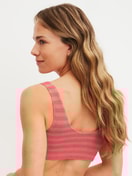 Damen-Model trägt Bustier aus Terry aus Baumwolle in Braun, Gestreift aus Serie Lounge Stripe von CALIDA, Rückansicht