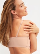 Damen-Model trägt Bustier mit verstellbaren Trägern aus Modal in Rosa, Einfarbig aus Serie Natural Skin von CALIDA, Zusatzbild