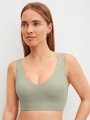 Damen-Model trägt Bustier mit verstellbaren Trägern aus Modal in Grün, Einfarbig aus Serie Natural Skin von CALIDA, Vorderansicht