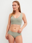 Damen-Model trägt Bustier mit verstellbaren Trägern aus Modal in Grün, Einfarbig aus Serie Natural Skin von CALIDA, Outfit