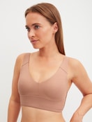 Damen-Model trägt Bustier mit verstellbaren Trägern aus Modal in Grau, Einfarbig aus Serie Natural Skin von CALIDA, Vorderansicht