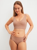 Damen-Model trägt Bustier mit verstellbaren Trägern aus Modal in Grau, Einfarbig aus Serie Natural Skin von CALIDA, Outfit
