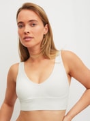 Damen-Model trägt Bustier mit verstellbaren Trägern aus Modal in Weiß, Einfarbig aus Serie Natural Skin von CALIDA, Vorderansicht