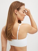 Damen-Model trägt Bustier mit verstellbaren Trägern aus Modal in Weiß, Einfarbig aus Serie Natural Skin von CALIDA, Rückansicht