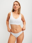 Damen-Model trägt Bustier mit verstellbaren Trägern aus Modal in Weiß, Einfarbig aus Serie Natural Skin von CALIDA, Outfit
