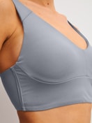La modella / Il modello Donna indossa Bustier con spalline regolabili in Modal di colore Grigio, Tinta unita, della serie Natural Skin di CALIDA, Dettaglio