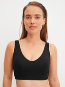Damen-Model trägt Bustier mit verstellbaren Trägern aus Modal in Schwarz, Einfarbig aus Serie Natural Skin von CALIDA, Vorderansicht