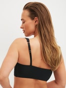 Damen-Model trägt Bustier mit verstellbaren Trägern aus Modal in Schwarz, Einfarbig aus Serie Natural Skin von CALIDA, Rückansicht