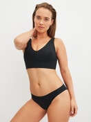 Damen-Model trägt Bustier mit verstellbaren Trägern aus Modal in Schwarz, Einfarbig aus Serie Natural Skin von CALIDA, Outfit
