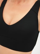 Damen-Model trägt Bustier mit verstellbaren Trägern aus Modal in Schwarz, Einfarbig aus Serie Natural Skin von CALIDA, Detail
