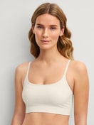 La modella / Il modello Donna indossa Bustier in Modal di colore Bianco, Tinta unita, della serie Seamless Natural di CALIDA, Vista frontale