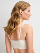 La modella / Il modello Donna indossa Bustier in Modal di colore Bianco, Tinta unita, della serie Seamless Natural di CALIDA, Vista posteriore