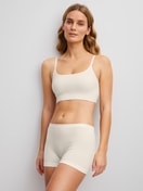 La modella / Il modello Donna indossa Bustier in Modal di colore Bianco, Tinta unita, della serie Seamless Natural di CALIDA, Abbigliamento