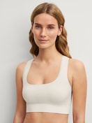 La modella / Il modello Donna indossa Bustier in Modal di colore Bianco, Tinta unita, della serie Seamless Natural di CALIDA, Vista frontale