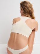 La modella / Il modello Donna indossa Bustier in Modal di colore Bianco, Tinta unita, della serie Seamless Natural di CALIDA, Immagine aggiuntiva