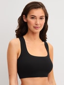 La modella / Il modello Donna indossa Bustier in Modal di colore Nero, Tinta unita, della serie Seamless Natural di CALIDA, Vista frontale