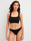 La modella / Il modello Donna indossa Bustier in Modal di colore Nero, Tinta unita, della serie Seamless Natural di CALIDA, Abbigliamento