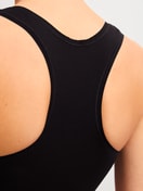 La modella / Il modello Donna indossa Bustier in Modal di colore Nero, Tinta unita, della serie Seamless Natural di CALIDA, Dettaglio