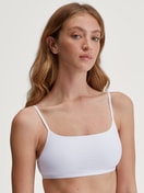 Damen-Model trägt Bustier aus Polyamid in Weiß, Einfarbig aus Serie Sleek Skin von CALIDA, Vorderansicht