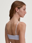 Damen-Model trägt Bustier aus Polyamid in Weiß, Einfarbig aus Serie Sleek Skin von CALIDA, Rückansicht