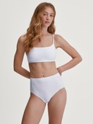 Damen-Model trägt Bustier aus Polyamid in Weiß, Einfarbig aus Serie Sleek Skin von CALIDA, Outfit