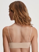 Damen-Model trägt Bustier aus Polyamid in Rosa, Einfarbig aus Serie Sleek Skin von CALIDA, Rückansicht