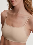 Damen-Model trägt Bustier aus Polyamid in Rosa, Einfarbig aus Serie Sleek Skin von CALIDA, Detail