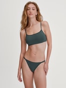 Damen-Model trägt Bustier aus Polyamid in Grün, Einfarbig aus Serie Sleek Skin von CALIDA, Outfit