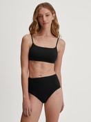 Damen-Model trägt Bustier aus Polyamid in Schwarz, Einfarbig aus Serie Sleek Skin von CALIDA, Outfit