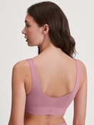 Damen-Model trägt Bustier mit Softbund aus Baumwolle in Rosa, Einfarbig aus Serie Elastic von CALIDA, Rückansicht