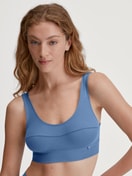 La modella / Il modello Donna indossa Bustier in Cotone di colore Blu, Tinta unita, della serie Elastic di CALIDA, Vista frontale