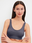 Le mannequin Femme porte le/la Brassière en Coton de couleur Gris, Unicolore, de la série Elastic de CALIDA, Vue de face