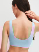 Damen-Model trägt Bustier mit Softbund aus Baumwolle in Blau, Einfarbig aus Serie Elastic von CALIDA, Rückansicht